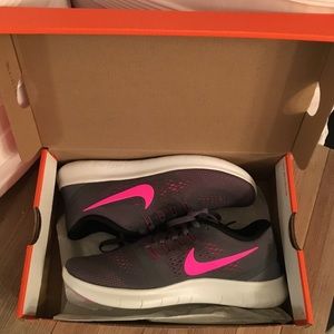 Women’s Nike Free RN - Dark Grey / Pink